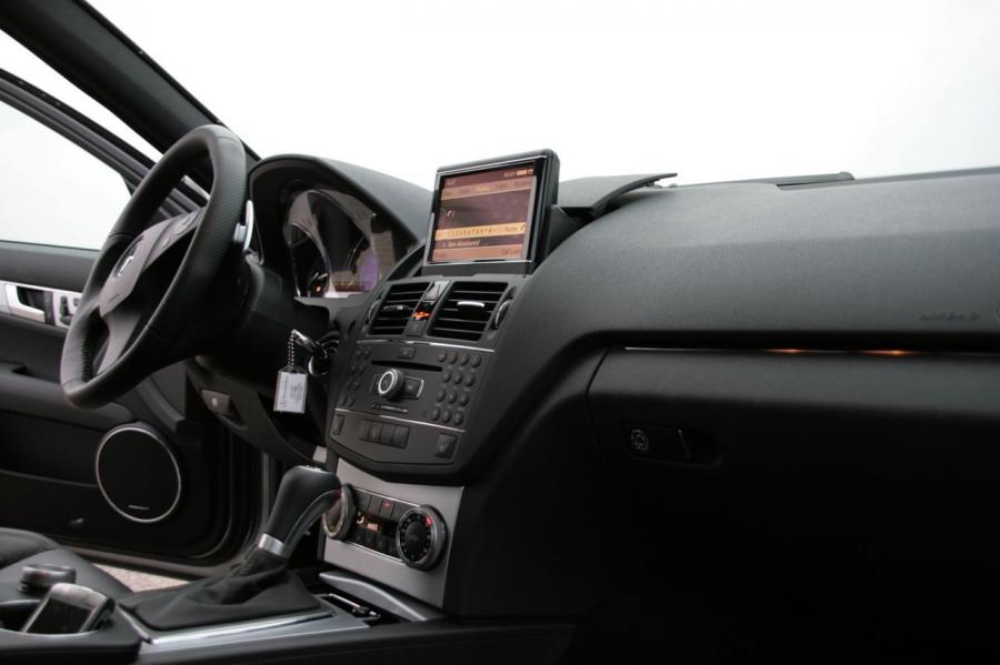 Mercedes-Benz C63 AMG 2009 года  (фото 16 из 32)